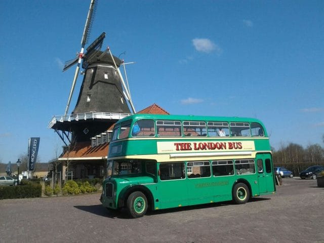 trouwvervoer met groene engelse dubbeldekker oldtimer bus huren