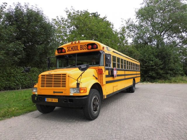 trouwvervoer met amerikaanse schoolbus