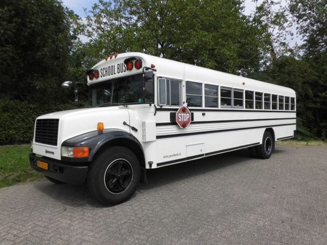 witte amerikaanse schoolbus vervoer voor daggasten bruiloft