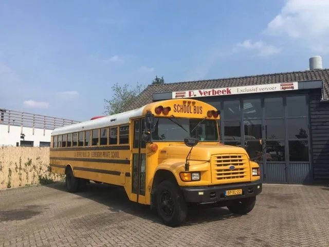 gele schoolbus als food truck oldtimer