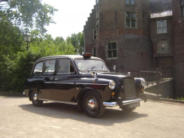 De zwarte engelse taxi is één van de klassiekers uit onze oldtimer verhuur.