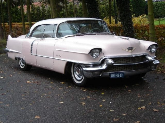 roze cadillac sedan oldtimer