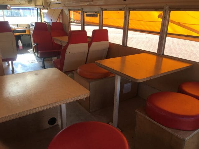 Schoolbus interieur zithoek banken