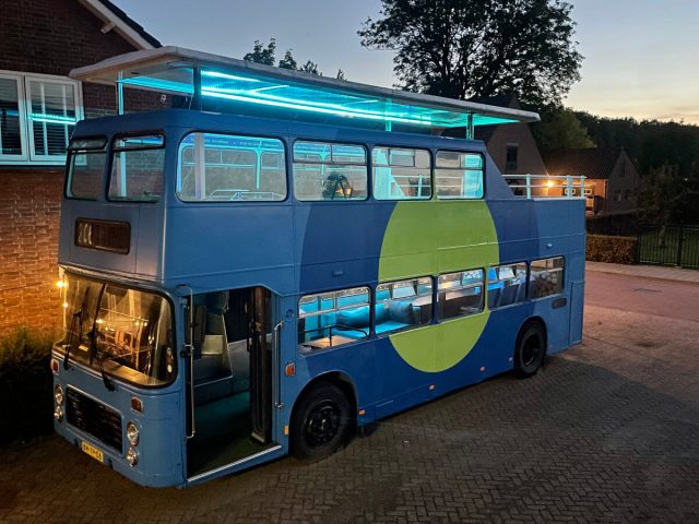 Engelse dubbeldekker Amerikaanse schoolbus camper tiny house