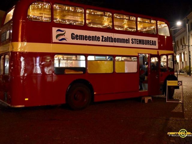 verlichte dubbeldekker bus stembus